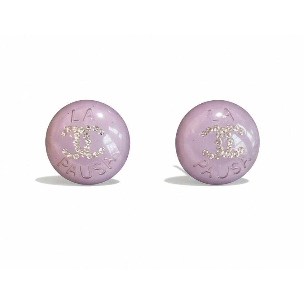 CHANEL La Pausa CC Button Lilac Pearl Earrings A23 (CCXX020)